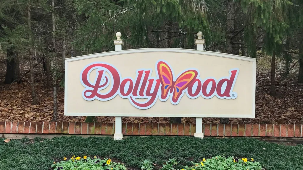 Dollywood entrance sign on Showstreet.